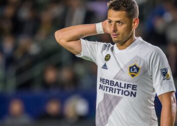 Técnico del LA Galaxy asegura que escasez goleadora del Chicharito no es su culpa