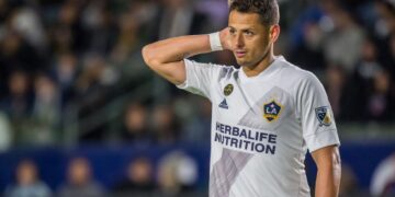 Técnico del LA Galaxy asegura que escasez goleadora del Chicharito no es su culpa