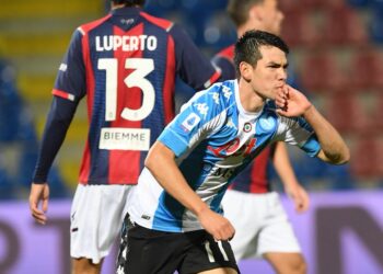 Hirving Lozano al banco de suplentes contra Crotone