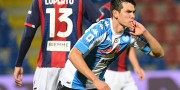 Hirving Lozano al banco de suplentes contra Crotone