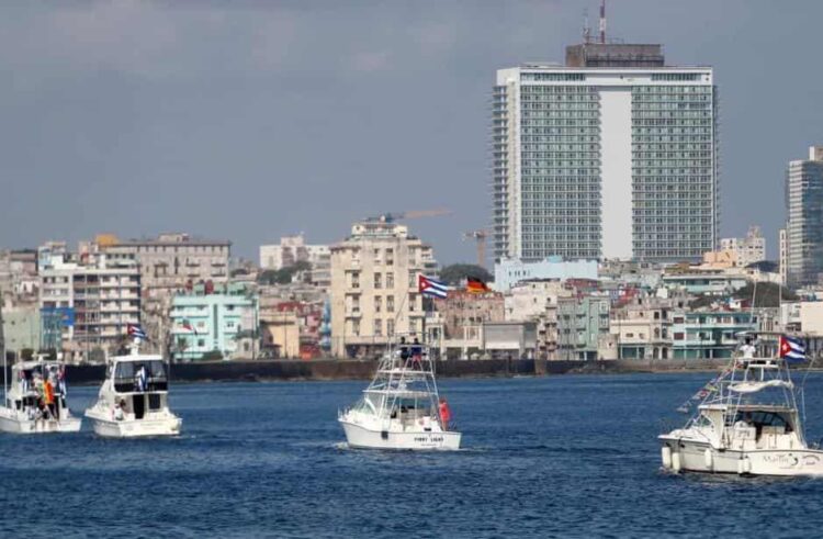 Miles de cubanos se manifiestan para eliminar bloqueos económicos