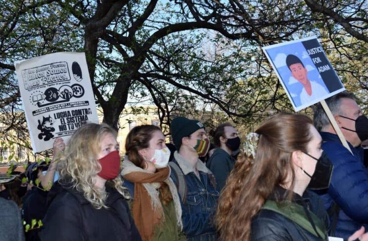 Manifestantes exigen justicia por Adam Toledo de 13 años