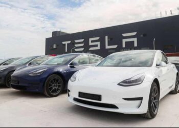 Autos de Tesla pueden circular sin conductor