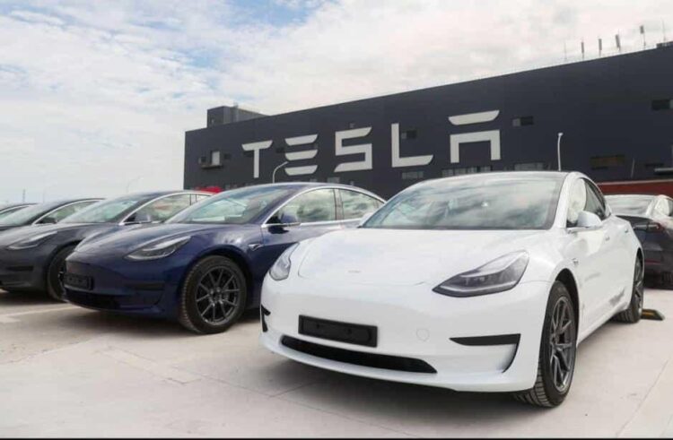 Autos de Tesla pueden circular sin conductor