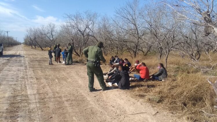 Redadas llevan a la detención de 50 indocumentados en Texas