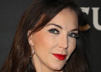 Laura Flores impresionó a sus fans luciendo un hermoso bikini en la playa