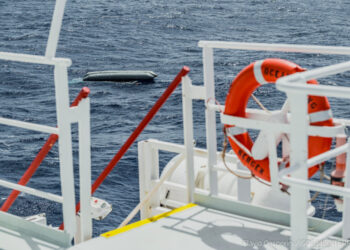 Guardacostas rechazan acusaciones por dejar morir a migrantes en el mar