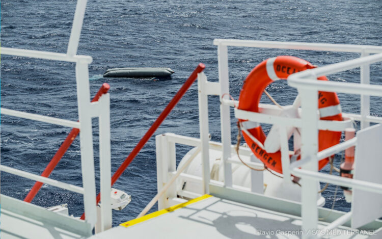 Guardacostas rechazan acusaciones por dejar morir a migrantes en el mar