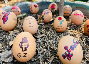 Manifestantes de Myanmar usan huevos de Pascua para protestar