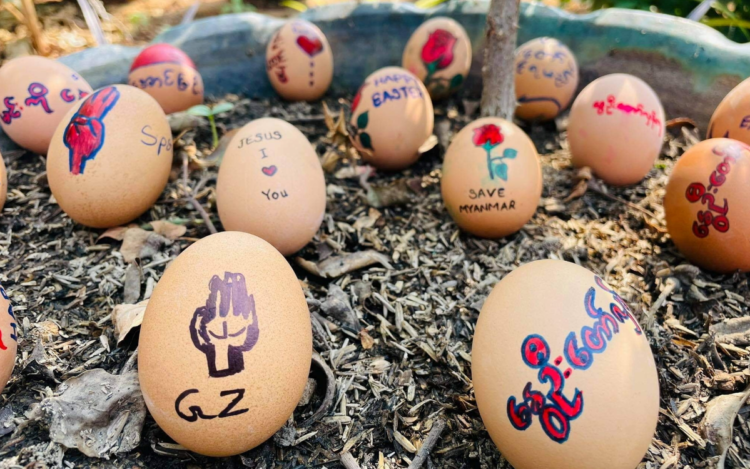 Manifestantes de Myanmar usan huevos de Pascua para protestar