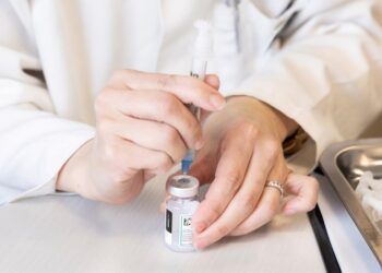 Inicia vacunación contra COVID de indigentes en Nueva York