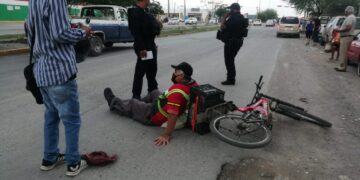 Ciclista evita bache y es arrollado