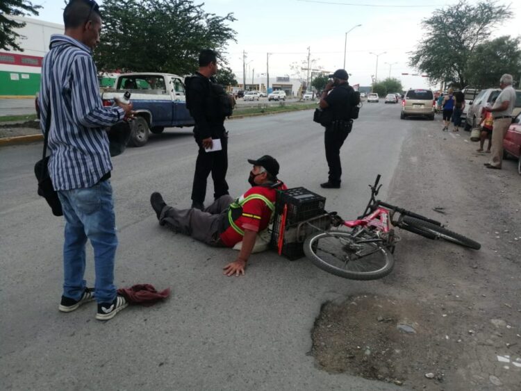 Ciclista evita bache y es arrollado