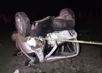 Muere mujer en choque con volcadura