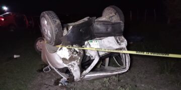 Muere mujer en choque con volcadura