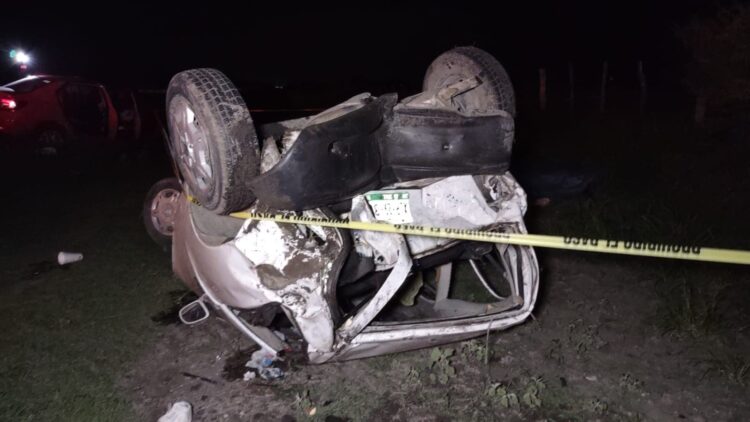 Muere mujer en choque con volcadura
