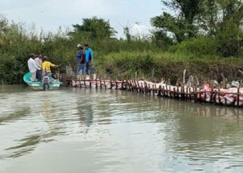 Hacen comerciantes tandeo de agua ante crisis en Tampico