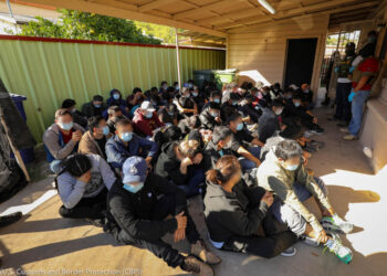 Detienen a 440 migrantes y confiscan droga en puentes internacionales.