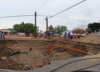 Inicia reparación COMAPA de socavón en la colonia Victoria