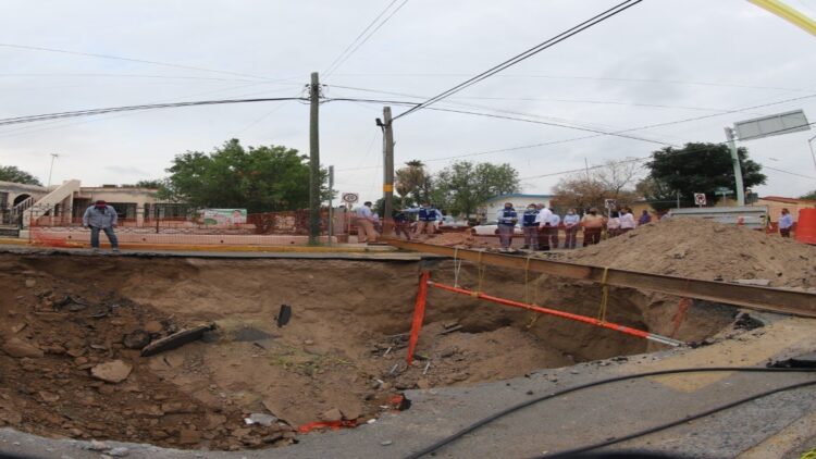 Inicia reparación COMAPA de socavón en la colonia Victoria