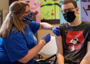 Vacuna Pfizer es segura para adolescentes, avalan expertos en EU