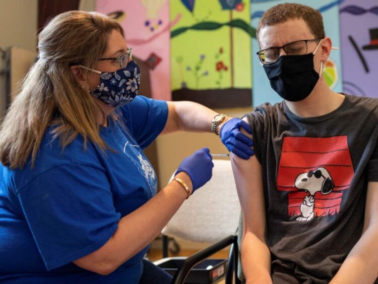 Vacuna Pfizer es segura para adolescentes, avalan expertos en EU