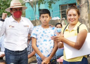 Recorre Gattás la colonia Manuel A, Ravizé