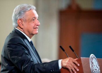 Menosprecia AMLO petición de INE a quedarse al margen de elección