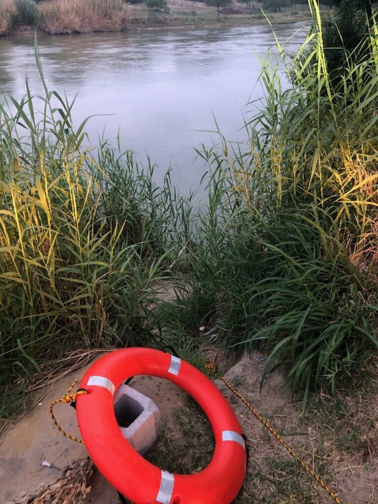 Soldados estadounidenses y patrulla fronteriza rescatan a dos en el río Bravo