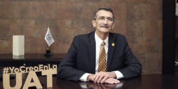 Felicita Rector a docentes de la UAT por el Día del Maestro