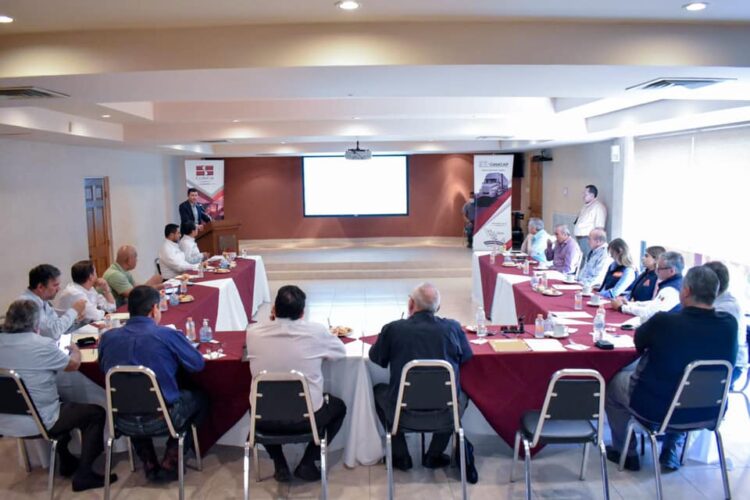 Rector de UTNL rinde informe a transportistas de avances del Centro de Capacitación