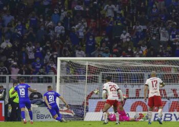 Cruz Azul remonta al Toluca y gana 4-3 global para ir a liguilla