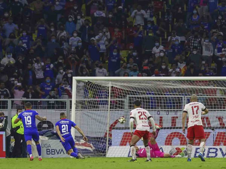 Cruz Azul remonta al Toluca y gana 4-3 global para ir a liguilla