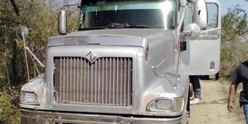 Migrantes indocumentados atacan a chofer de camión en Texas