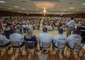 Magisterio de Matamoros está con Mario López; 1, 500 maestros le dan su apoyo