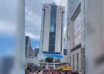 Rascacielos lleno de gente se tambalea en China