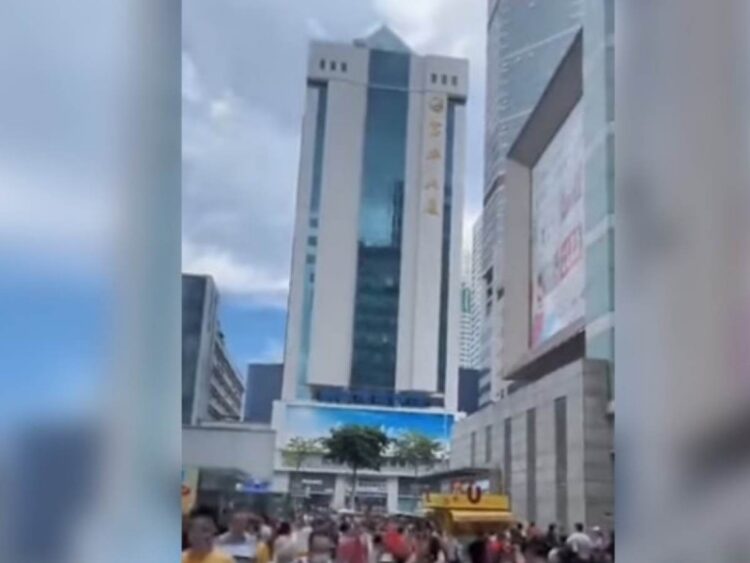 Rascacielos lleno de gente se tambalea en China