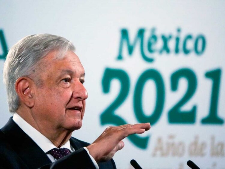 Pide perdón López Obrador a víctimas de accidente en Línea 12