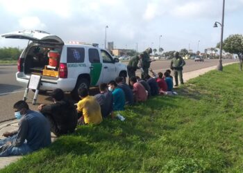 Encuentran indocumentados en remolque abandonado en McAllen.