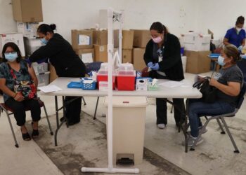 Vacunarse no es ‘motivo esencial’ para cruzar la frontera por tierra: EU