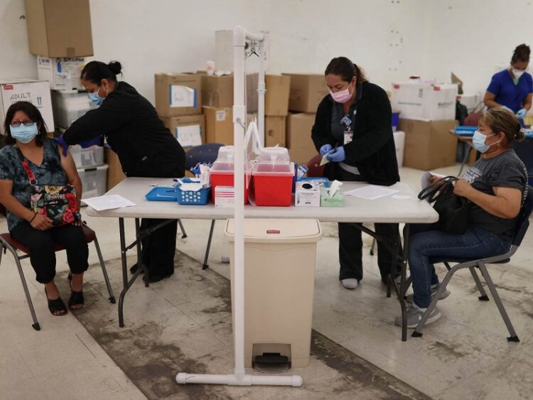 Vacunarse no es ‘motivo esencial’ para cruzar la frontera por tierra: EU