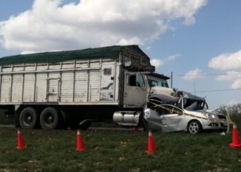 Muere aplastada en su auto por camión naranjero en ruta Victoria-Tampico