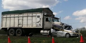 Muere aplastada en su auto por camión naranjero en ruta Victoria-Tampico