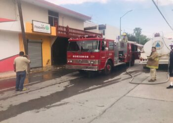 Explota tanque de gas resultando un menor y un adulto quemados