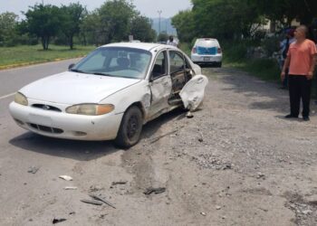 Se lesiona mujer en aparatoso choque