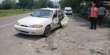Se lesiona mujer en aparatoso choque