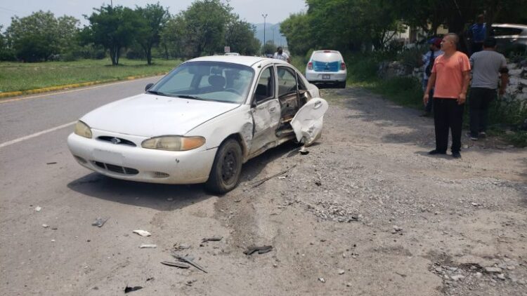 Se lesiona mujer en aparatoso choque