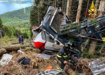 Suman 13 muertos por caída de teleférico en Italia