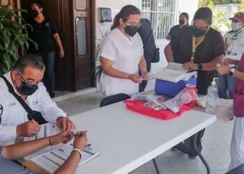 Vacunan a adultos mayores que se encuentran en casas de retiro