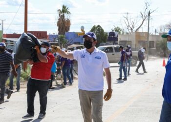 Rehabilitan Rivas y su equipo  calles en Villas de San Miguel
